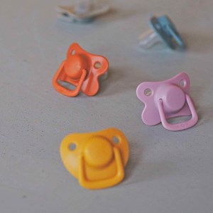 Lot 2 sucettes anatomique silicone 6m+