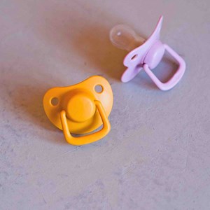 Lot 2 sucettes anatomique silicone 6m+