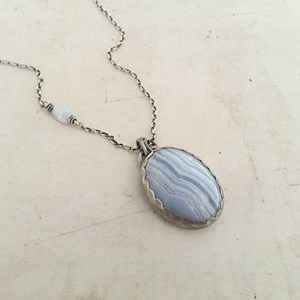 Sautoir ethnique calcédoine bleue argent
