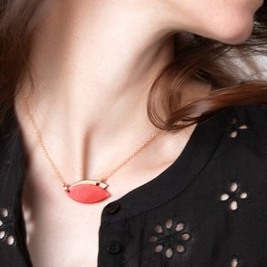 Collier en bois mini-petale rouge