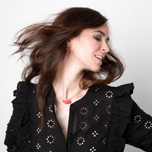 Collier en bois mini-petale rouge