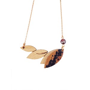 Collier en bois plume caramel