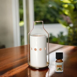 Brûle-parfum et huile essentielle dos