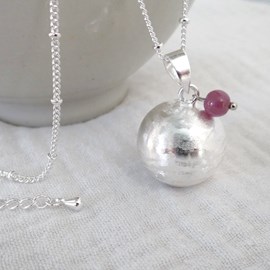 Bola brossé argent, juillet rubis