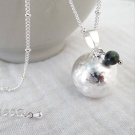 Bola brossé argent, mai emeraude