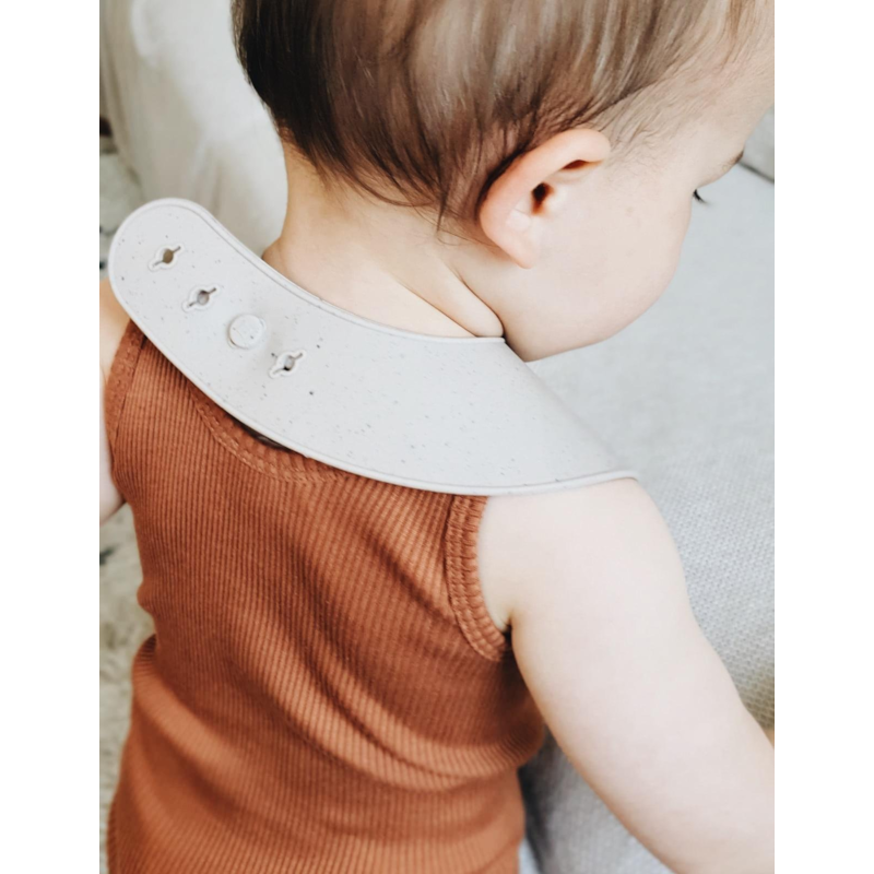 Bavoir en silicone moucheté beige (Léo et Léa France) - Image 3