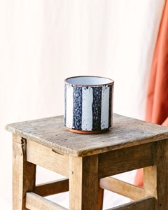 Cache-pot en céramique rayé bleu