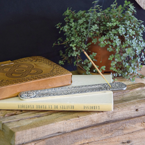 Porte-encens bâton en métal motif fleurs