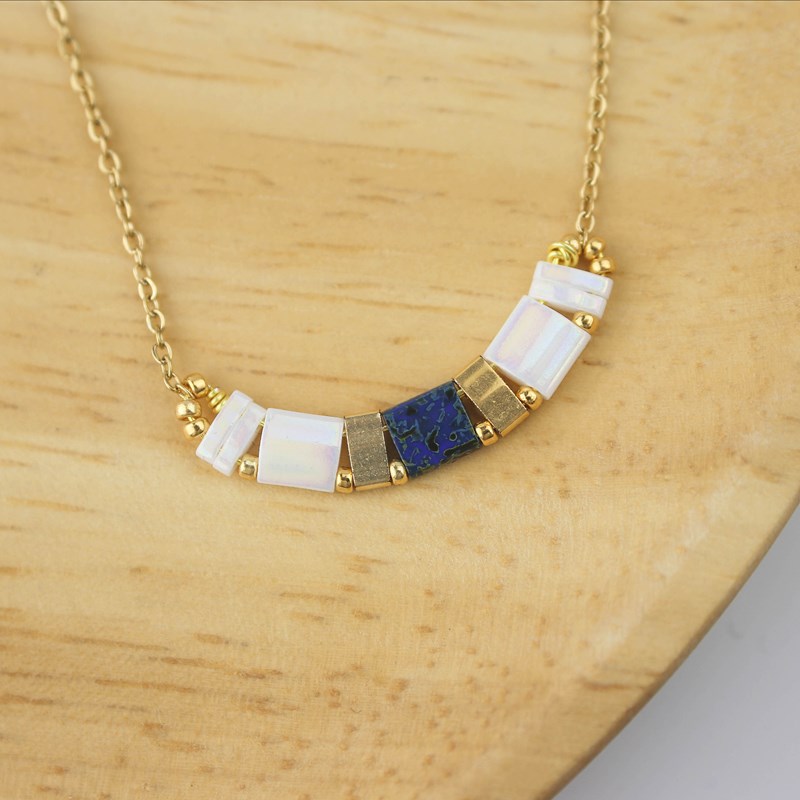 Collier de perles japonaises bleu foncé