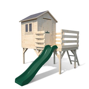 Cabane en bois sur pilotis avec toboggan
