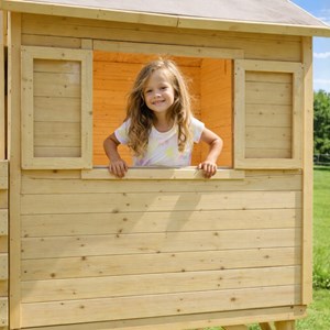 Cabane en bois sur pilotis avec toboggan
