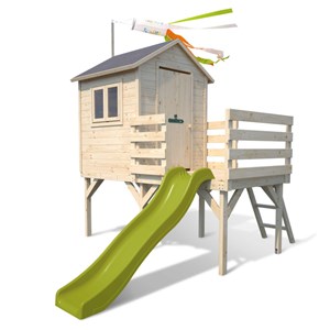 Cabane en bois sur pilotis avec toboggan