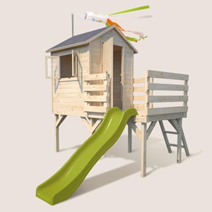 Cabane en bois sur pilotis avec toboggan