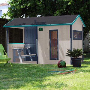 Cabane en bois avec préau et table de je