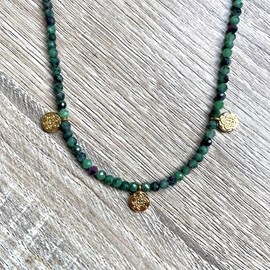 Collier céleste médailles epidote verte