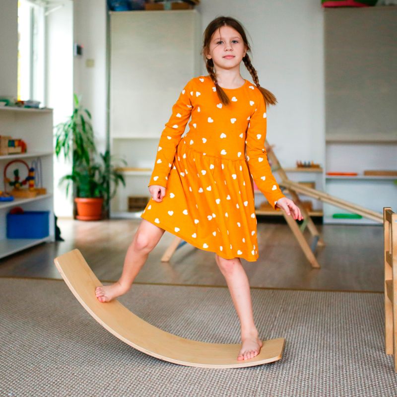 Planche d'équilibre + 10 cartes de Yoga by Observe Montessori