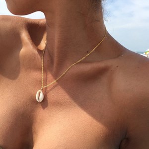Collier chaine avec pendentif coquillage