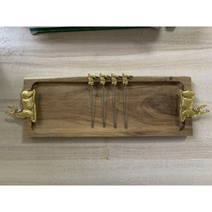 Plateau à charcuterie et fromage et 4 piques apéritif cerf doré