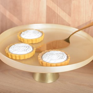 Plat à gâteaux vanille sur pied doré