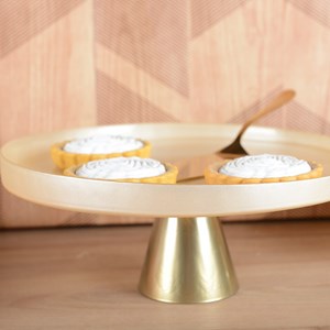 Plat à gâteaux vanille sur pied doré