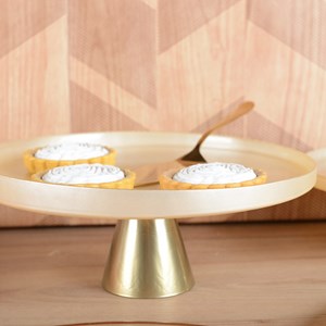 Plat à gâteaux vanille sur pied doré