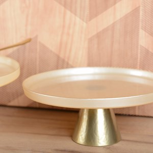 Plat à gâteaux vanille sur pied doré