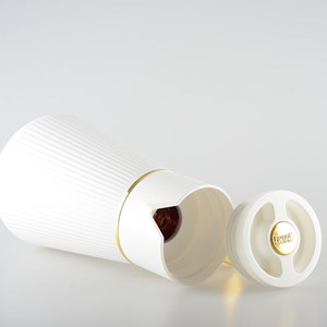 Cafetière blanche avec anse dorée 1l