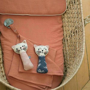 Hochet chaton tricoté coton bio bleu