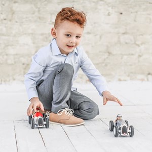 Petite voiture gris metallisé