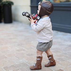 Petite voiture gris metallisé