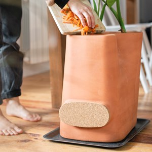 Le pot de fleurs composteur® + vers