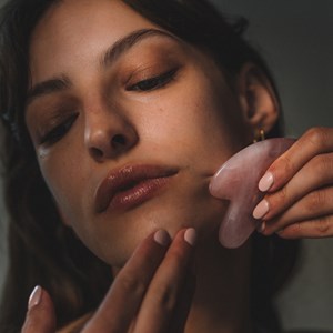 Gua sha visage en pierre - quartz rose