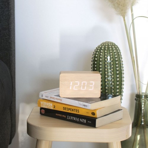 Réveil digital aspect bois