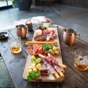 Maxi planche apéritive en acacia