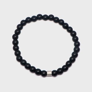Bracelet noir mat avec bijou en acier