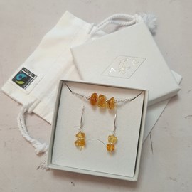 Coffret boucles et bracelet ambre