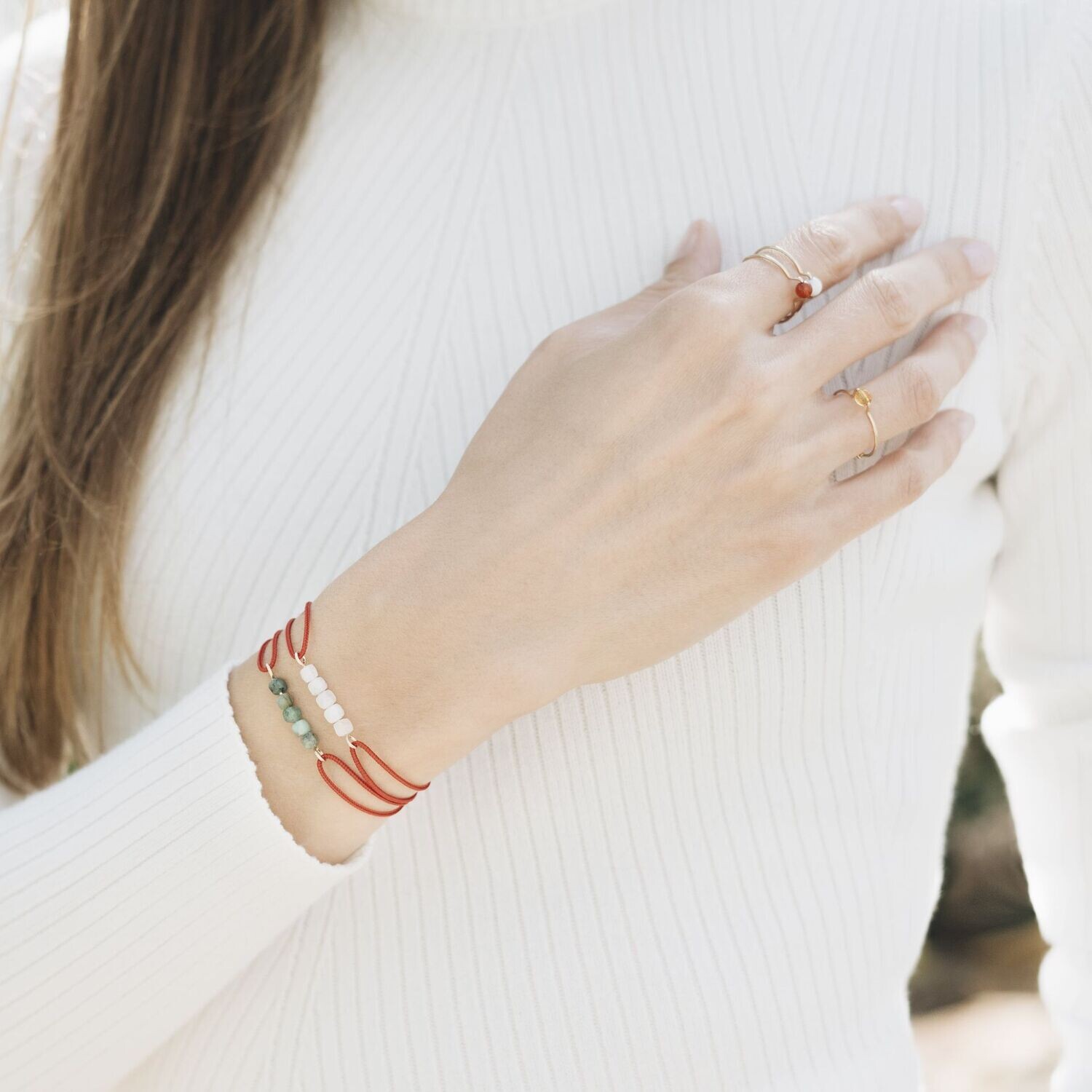 bracelet pierres de lune et agates noires sur cordon