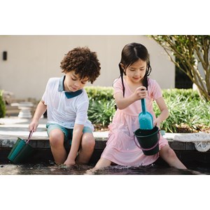 Bateau et seau de plage