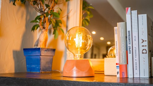 Lampe hexagone - lampe en béton orange