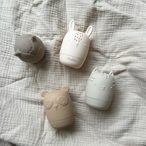 Jouets pour le bain beige