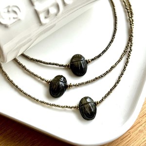 Collier scarabée obsidienne dorée