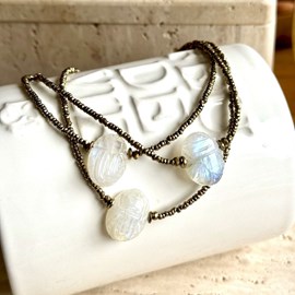 Collier scarabée pierre de lune