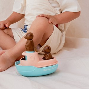 Le  bateau de bain petit ours brun, made in france en matière recyclée, menthe