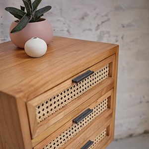 Table de chevet bois de mindi et cannage