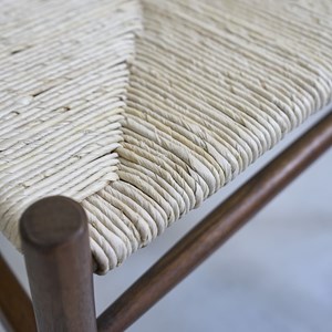 Chaise en mindi massif finition noyer