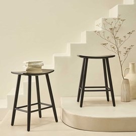 2 tabourets en teck massif noirs 65 cm