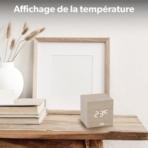 Réveil en forme de carré & finition bois