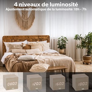 Réveil en forme de carré & finition bois