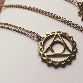 Collier chakra de la gorge or