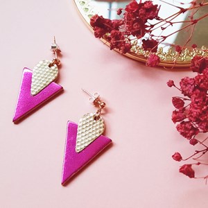 Clous d'oreilles triangle fuchsia